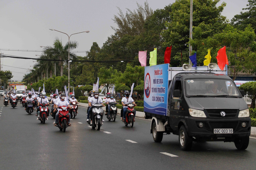 Diễu hành hưởng ứng Ngày Thế giới không thuốc lá và Tuần lễ Quốc gia không thuốc lá trên các tuyến đường nội thành của thành phố Cà Mau. Ảnh: Kim Há - TTXVN