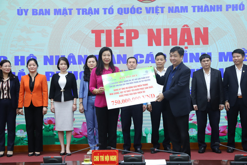 Tiếp nhận ủng hộ nhân dân các tỉnh miền Trung từ Ban tổ chức sự kiện Giới thiệu, quảng bá, kết nối sản phẩm OCOP gắn với văn hóa các tỉnh miền Trung và Tây Nguyên