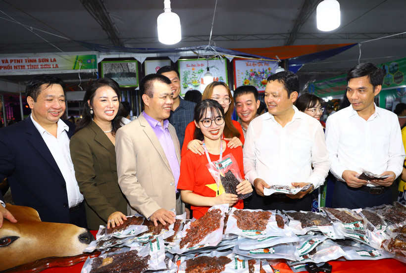 Các đại biểu tham quan gian hàng trưng bày, giới thiệu sản phẩm OCOP.