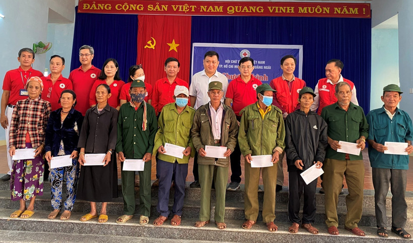 Trao quà cho người dân tới khám, mỗi phần quà trị giá 500 nghìn đồng tiền mặt. Ảnh: Đinh Hương - TTXVN