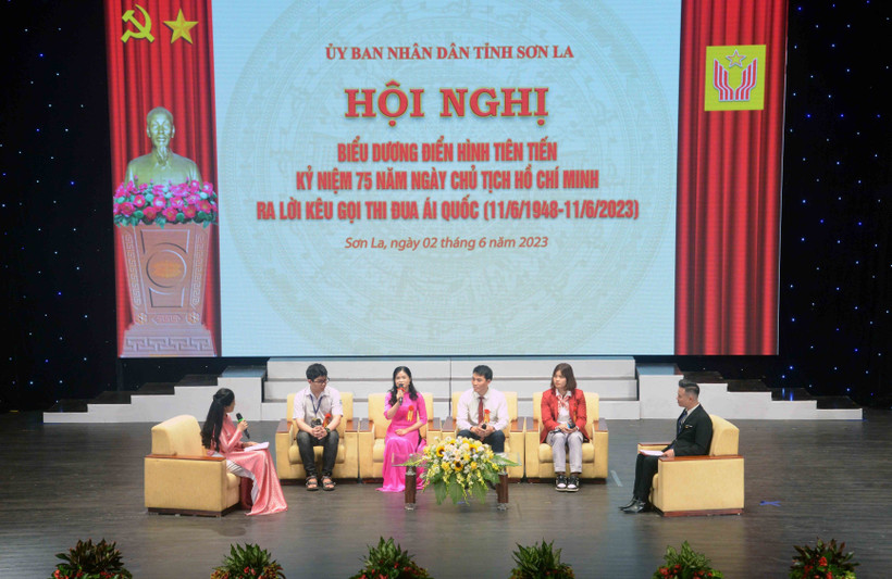 Tọa đàm, giao lưu những tấm gương tiêu biểu trong thực hiện phong trào thi đua yêu nước trên các lĩnh vực văn hóa, xã hội, giáo dục, thể thao của tỉnh Sơn La. Ảnh: Quang Quyết