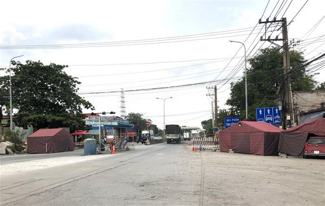 Mặc dù thực hiện một số biện pháp tạm thời “Thích ứng an toàn, linh hoạt, kiểm soát hiệu quả dịch COVID-19” nhưng tỉnh Đồng Nai vẫn duy trì các chốt kiểm soát phòng, chống dịch tại khu vực giáp ranh các tỉnh, thành lân cận. Ảnh: Nguyễn Văn Việt - TTXVN