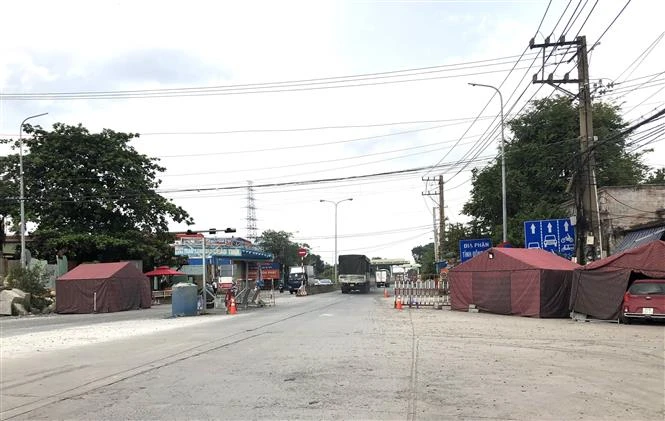 Mặc dù thực hiện một số biện pháp tạm thời “Thích ứng an toàn, linh hoạt, kiểm soát hiệu quả dịch COVID-19” nhưng tỉnh Đồng Nai vẫn duy trì các chốt kiểm soát phòng, chống dịch tại khu vực giáp ranh các tỉnh, thành lân cận. Ảnh: Nguyễn Văn Việt - TTXVN