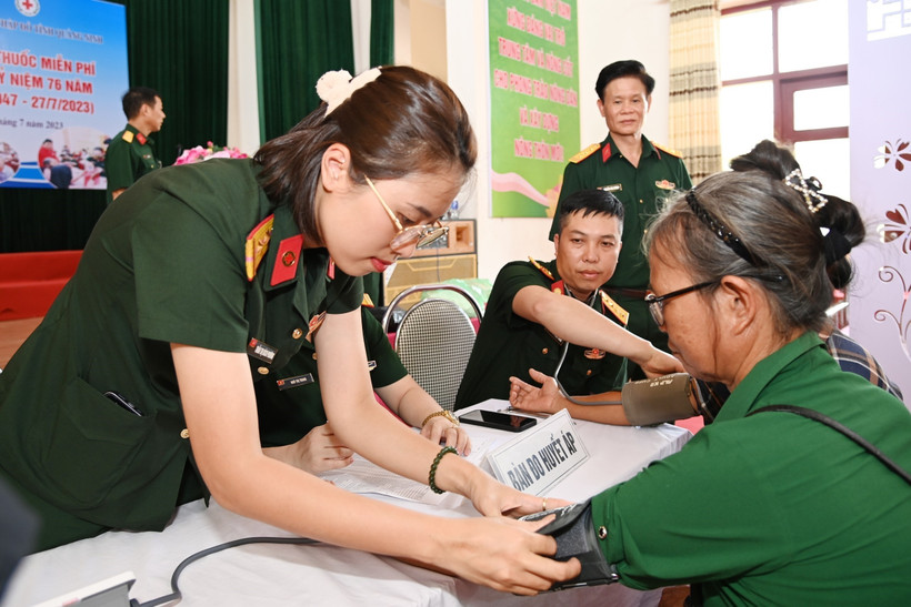 Bộ Chỉ huy quân sự Quảng Ninh phối hợp với Hội CTĐ tỉnh tổ chức khám bệnh, tư vấn sức khỏe cho người có công . Ảnh: Văn Đảm - TTXVN