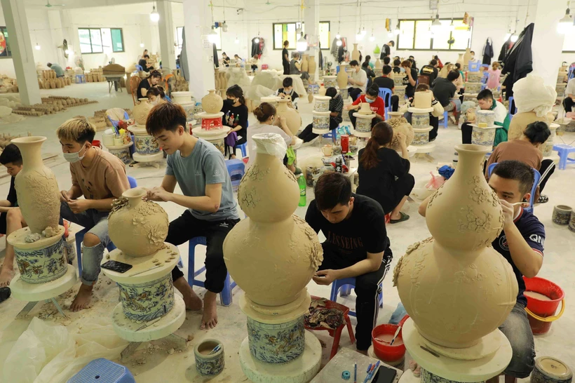 Với vùng ngoại thành rộng lớn, nhiều cảnh quan thiên nhiên đẹp cùng 806 làng nghề, du lịch nông thôn được xem là mảnh đất “màu mỡ” của du lịch Hà Nội.