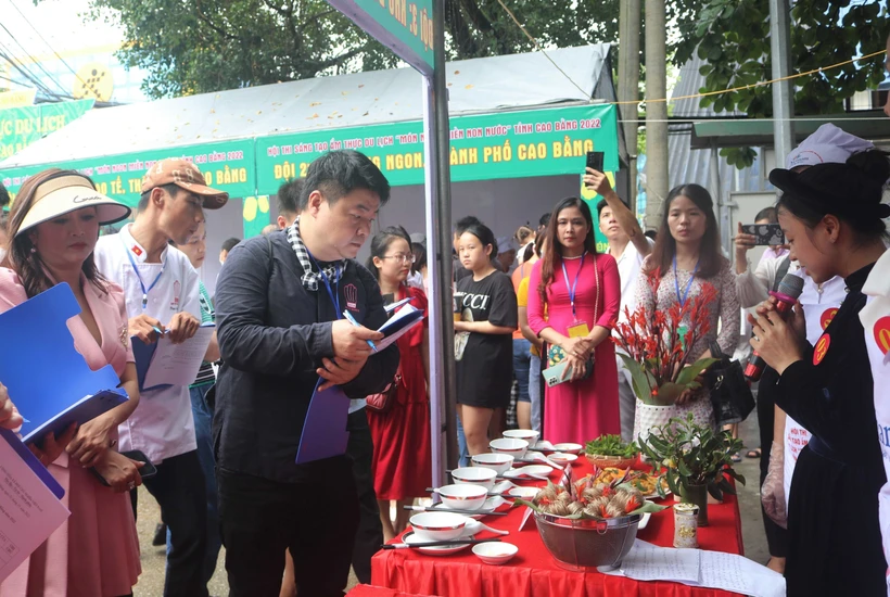 Giám khảo chấm các món ăn tham gia hội thi. Ảnh: Chu Hiệu - TTXVN