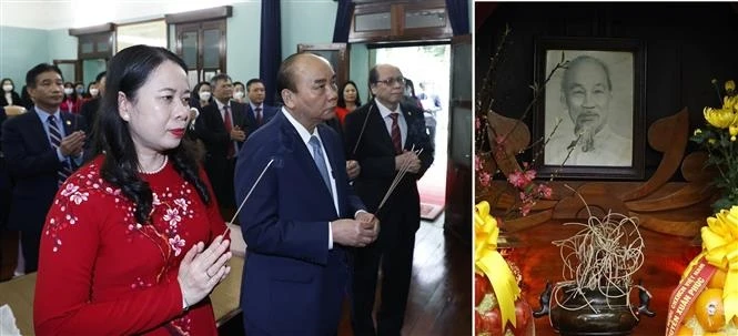 Chủ tịch nước Nguyễn Xuân Phúc dâng hương tưởng niệm Chủ tịch Hồ Chí Minh tại Nhà 67 trong Khu Di tích Chủ tịch Hồ Chí Minh ở Phủ Chủ tịch. Ảnh: Thống Nhất
