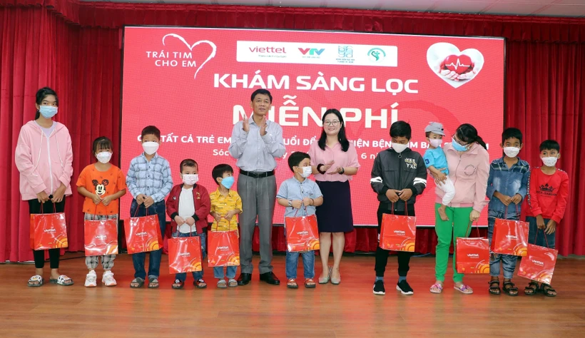 Bí thư Tỉnh ủy Sóc Trăng Lâm Văn Mẫn và đại diện Quỹ Chương trình Tấm lòng Việt trao quà cho trẻ có hoàn cảnh gia đình khó khăn. Ảnh: Trung Hiếu - TTXVN