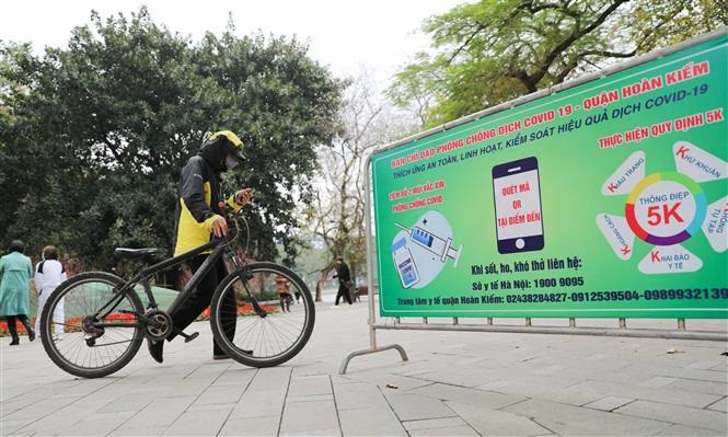 Người dân du xuân không quên thông điệp 5K. Ảnh: Thanh Tùng - TTXVN
