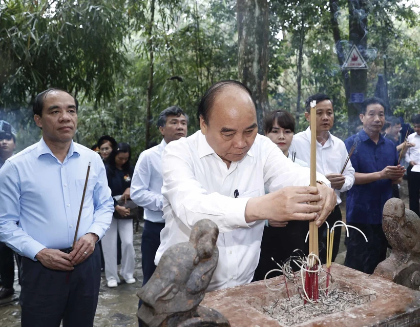 Chủ tịch nước Nguyễn Xuân Phúc cùng đoàn công tác dâng hương tưởng nhớ Chủ tịch Hồ Chí Minh tại Lán Nà Nưa trong Khu di tích lịch sử Quốc gia đặc biệt Tân Trào. Ảnh: Thống Nhất - TTXVN