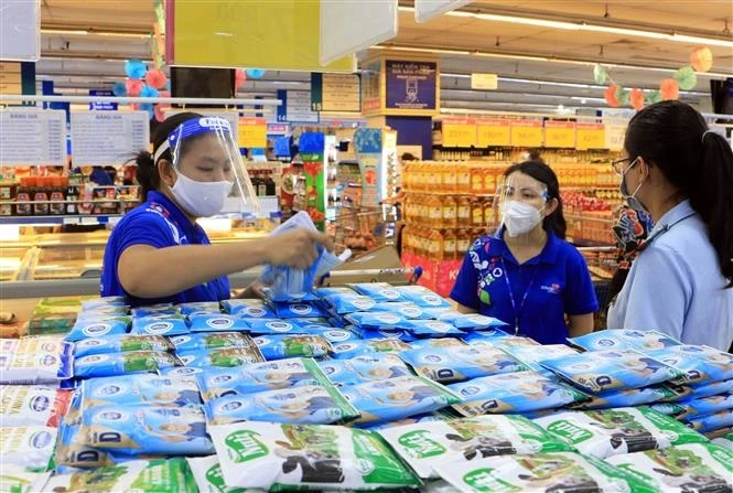 Các loại hàng hóa thiết yếu phục vụ cho khách hàng mua sắm online tại Siêu thị Co.opmart Vĩnh Long. Ảnh: Phạm Minh Tuấn - TTXVN
