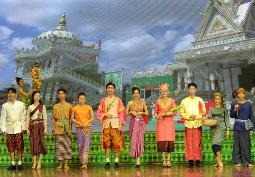 Trình diễn trang phục truyền thống dân tộc Khmer tại Trung tâm văn hóa tỉnh Sóc Trăng. Ảnh: Nhật Bình