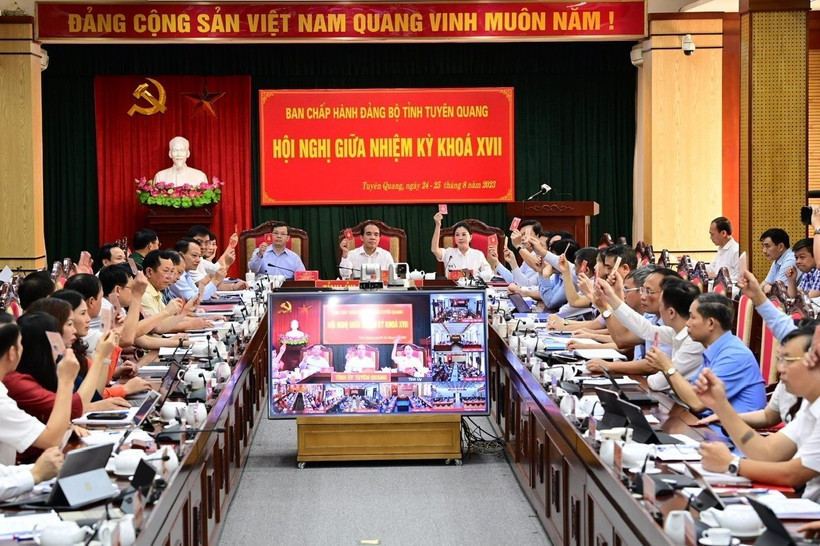 Đại biểu biểu quyết thông qua Nghị quyết Hội nghị giữa nhiệm kỳ Ban Chấp hành Đảng bộ tỉnh Tuyên Quang khóa XVII. Ảnh Vũ Quang - TTXVN