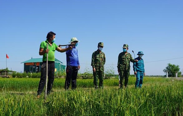 Lực lượng biên phòng, dân quân thường trực tại Cửa khẩu quốc tế Mộc Bài vừa thực hiện tuần tra biên giới, vừa làm công tác dân vận. Ảnh: Thanh Tân - TTXVN