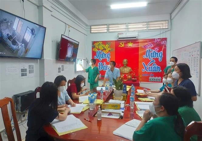 Sau ca trực kéo dài 8 tiếng, các y bác sĩ tại Trung tâm ICU Vĩnh Long tiếp tục với công việc ghi hồ sơ, đánh giá tình hình bệnh án của bệnh nhân. Ảnh: Lê Thúy Hằng - TTXVN