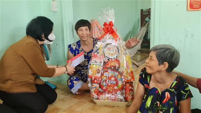 Trao quà Tết cho nạn nhân chất độc da cam/dioxin. Ảnh: Tuấn Kiệt - TTXVN