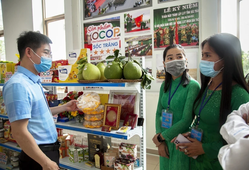 Giới thiệu với người tiêu dùng về các sản phẩm OCOP Sóc Trăng. Ảnh: Hồng Đạt - TTXVN