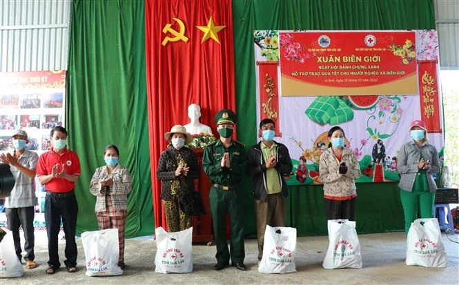 Ban tổ chức trao quà cho nhân dân vùng biên giới. Ảnh: Tuấn Anh - TTXVN