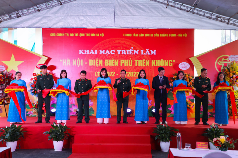 Cắt băng khai mạc triển lãm chuyên đề “Hà Nội - Điện Biên Phủ trên không” (12/1972 - 12/2022).