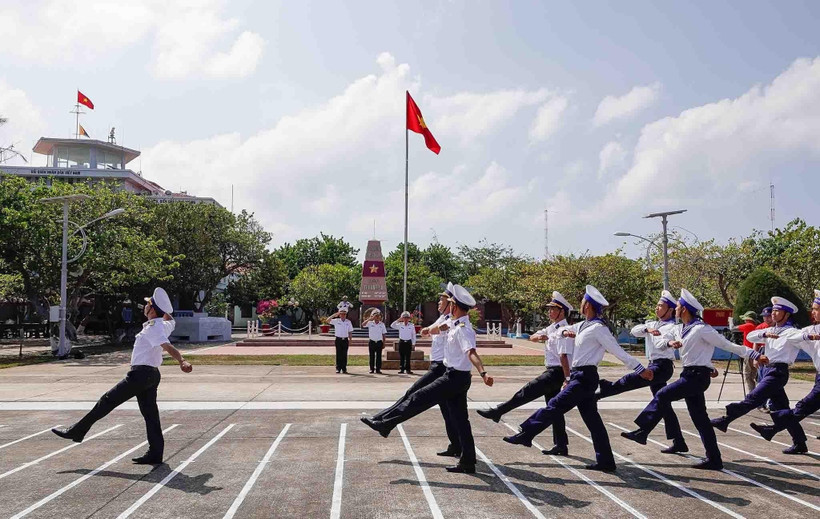 Lễ chào cờ và duyệt đội ngũ trên đảo Trường Sa. Ảnh: Thu Phương - TTXVN