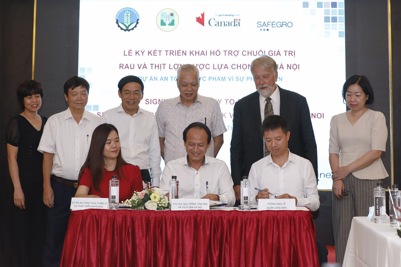 Ký kết hỗ trợ các tác nhân chuỗi giá trị rau, thịt được lựa chọn của Hà Nội. Ảnh: Nguyễn Việt