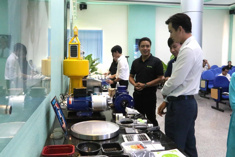 Trưng bày các thiết bị sản xuất nông nghiệp thông minh bên lề Hội thảo Chuyển đổi số trong ứng phó hạn mặn vùng Đồng bằng sông Cửu Long được tổ chức tại tỉnh Trà Vinh. Ảnh: Thanh Hòa - TTXVN