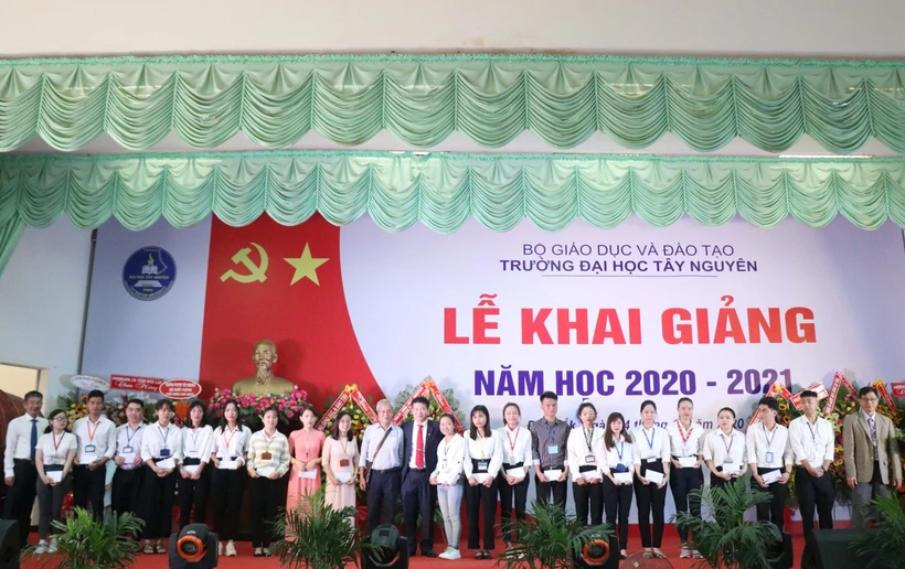 Trường Đại học Tây Nguyên tổ chức trao học bổng cho sinh viên có hoàn cảnh khó khăn. Ảnh: Tuấn Anh - TTXVN