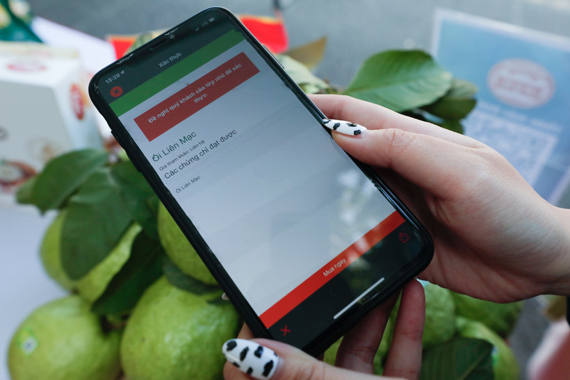 Giờ đây, chỉ bằng một chiếc điện thoại thông minh (smartphone), người tiêu dùng có thể tra cứu thông tin chi tiết về sản phẩm, cơ sở sản xuất và cơ sở phân phối, giấy tờ chứng nhận liên quan đến sản phẩm và phản hồi ý kiến tới cơ quan quản lý và doanh ngh