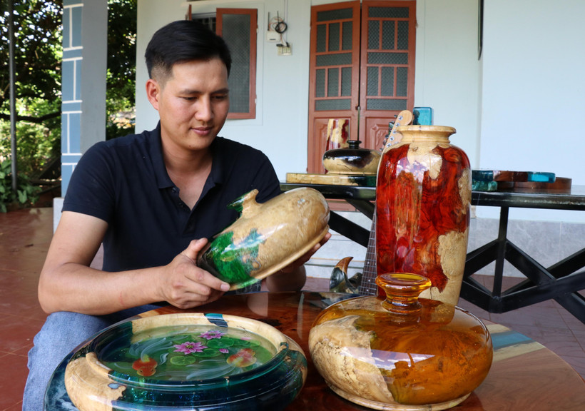 Những sản phẩm Wood Resin độc đáo, đẹp mắt. Ảnh: Hồng Điệp - TTXVN
