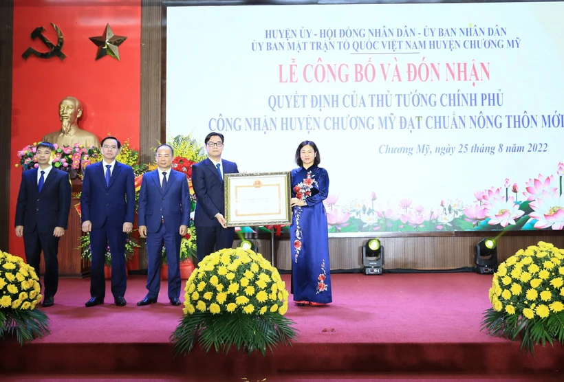 Ủy viên Trung ương Đảng, Phó Bí thư Thường trực Thành ủy Hà Nội Nguyễn Thị Tuyến trao Quyết định công nhận huyện Chương Mỹ đạt chuẩn nông thôn mới.
