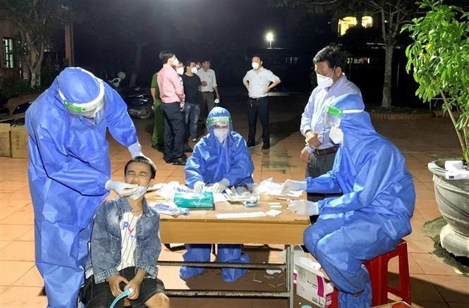 Quảng Bình thần tốc truy vết, lấy mẫu xét nghiệm, sớm bốc tách F0 ra khỏi cộng đồng. Ảnh: TTXVN phát