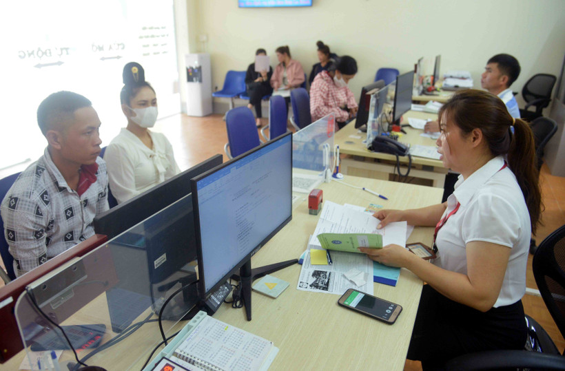 Nhân viên Trung tâm Dịch vụ việc làm tỉnh Sơn La tiếp nhận, hướng dẫn thực hiện chính sách bảo hiểm thất nghiệp và tư vấn, giới thiệu việc làm cho người lao động. Ảnh: Quang Quyết – TTXVN 