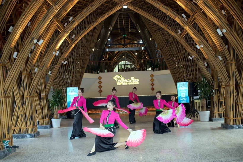 Trình diễn văn hóa, văn nghệ phục vụ du khách tại Khu du lịch Mộc Châu Island. Ảnh: Quang Quyết - TTXVN