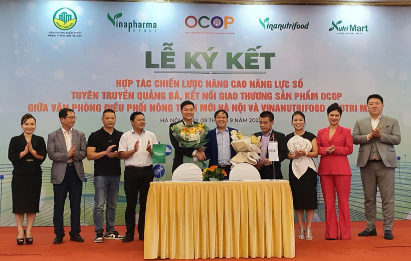 Đại diện Văn phòng Điều phối chương trình xây dựng nông thôn mới thành phố Hà Nội và Vinanutrifood ký kết biên bản hợp tác.