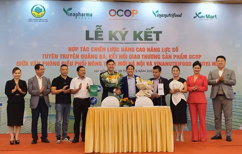 Đại diện Văn phòng Điều phối chương trình xây dựng nông thôn mới thành phố Hà Nội và Vinanutrifood ký kết biên bản hợp tác.