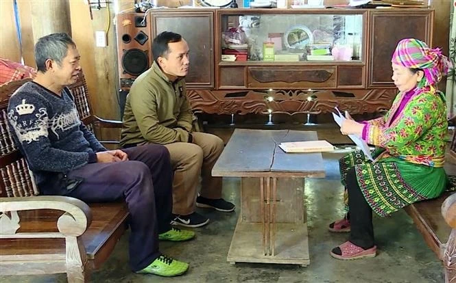 Bà Giàng Thị Chía (bên phải ảnh), dân tộc Mông, Bí thư Chi bộ thôn Ngòi Khù, xã Đạo Viện, huyện Yên Sơn (Tuyên Quàn) đang trao đổi kinh nghiệm về công tác dân vận. Ảnh Vũ Quang - TTXVN