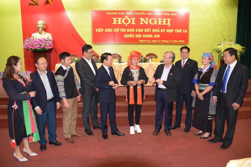 Thường trực Ban Bí thư Trần Quốc Vượng tiếp xúc cử tri thị xã Nghĩa Lộ