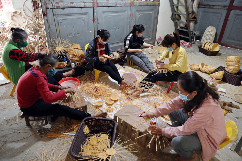Làng nghề truyền thống mây tre đan Phú Vinh thuộc xã Phú Nghĩa, huyện Chương Mỹ (Hà Nội) có lịch sử gần 400 năm. Làng nằm dọc theo trục quốc lộ 6A nối liền Hà Nội với các tỉnh miền núi phía Bắc, cách trung tâm Hà Nội 27km theo hướng Tây Nam. Phú Vinh hiện