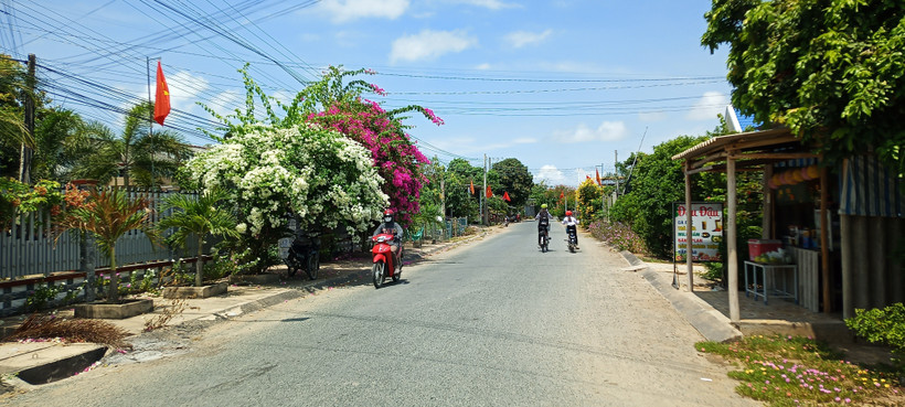 Các tuyến đường giao thông được đầu tư tại xã Thới Thuận tạo thuận lợi cho người dân phát triển kinh tế. Ảnh: Huỳnh Phúc Hậu - TTXVN