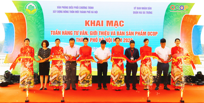 Các đại biểu cắt băng khai mạc Tuần hàng tư vấn, giới thiệu và bán sản phẩm OCOP thành phố Hà Nội năm 2022.