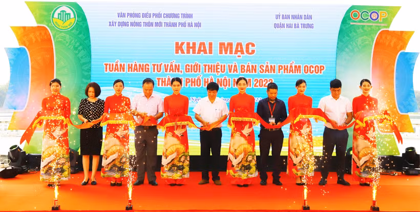 Các đại biểu cắt băng khai mạc Tuần hàng tư vấn, giới thiệu và bán sản phẩm OCOP thành phố Hà Nội năm 2022.