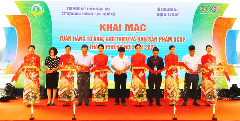 Các đại biểu cắt băng khai mạc Tuần hàng tư vấn, giới thiệu và bán sản phẩm OCOP thành phố Hà Nội năm 2022.