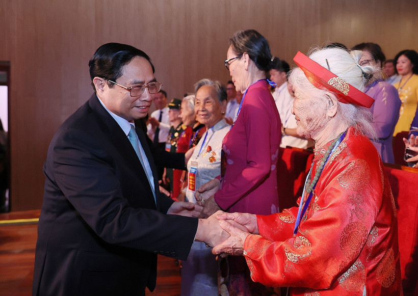 Thủ tướng Chính phủ Phạm Minh Chính thăm hỏi các Mẹ Việt Nam Anh hùng tham dự Hội nghị biểu dương người có công với cách mạng tiêu biểu toàn quốc năm 2023. Ảnh: Dương Giang -TTXVN