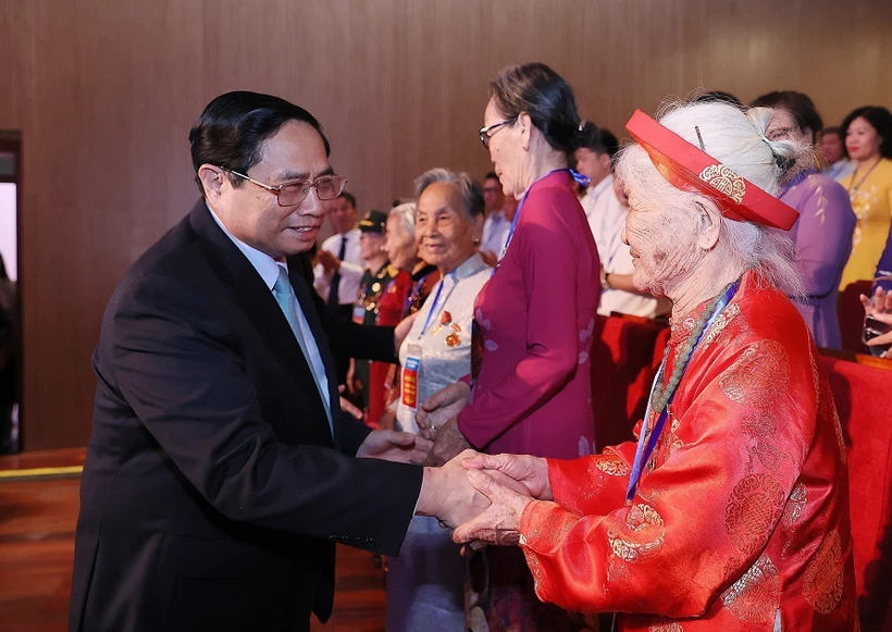 Thủ tướng Chính phủ Phạm Minh Chính thăm hỏi các Mẹ Việt Nam Anh hùng tham dự Hội nghị biểu dương người có công với cách mạng tiêu biểu toàn quốc năm 2023. Ảnh: Dương Giang -TTXVN