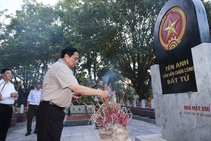 Thủ tướng Chính phủ Phạm Minh Chính thắp hương phần mộ liệt sĩ tại Nghĩa trang Liệt sỹ Quốc gia Trường Sơn. Ảnh: Dương Giang - TTXVN