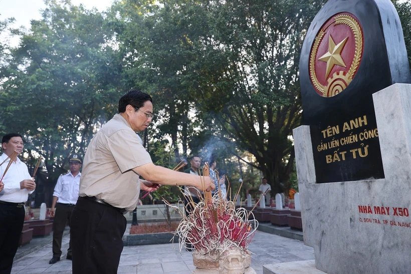 Thủ tướng Chính phủ Phạm Minh Chính thắp hương phần mộ liệt sĩ tại Nghĩa trang Liệt sỹ Quốc gia Trường Sơn. Ảnh: Dương Giang - TTXVN