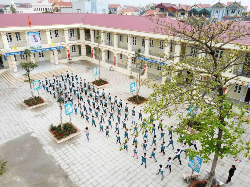 Hệ thống cơ sở giáo dục được đầu tư nâng cấp với 3/3 trường (mầm non, tiểu học, trung học cơ sở) trên địa bàn xã Hoa Sơn, huyện Ứng Hòa (Hà Nội) được công nhận đạt chuẩn Quốc gia mức độ 1.