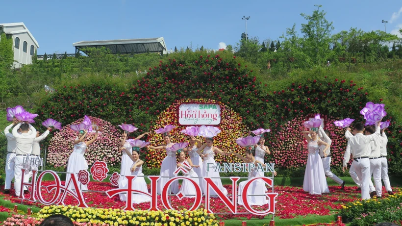 Hoạt động văn hóa, nghệ thuật tại lễ hội. Ảnh: Hồng Ninh - TTXVN