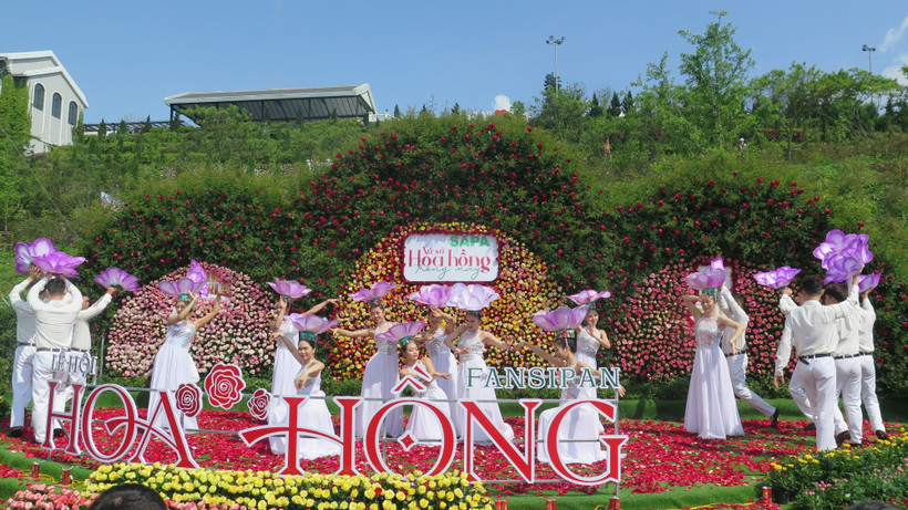 Hoạt động văn hóa, nghệ thuật tại lễ hội. Ảnh: Hồng Ninh - TTXVN