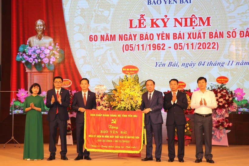 Lãnh đạo tỉnh Yên Bái tặng hoa chúc mừng và bức trướng mang dòng chữ: "Đoàn kết - Trung thành - Sáng tạo - Phát triển” cho Báo Yên Bái. Ảnh: Việt Dũng - TTXVN
